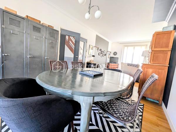 ✨COUP DE CŒUR – MAISON T7 AVEC 5 CHAMBRES, GRANDE TERRASSE, ATELIER ET PARKINGS – À 2 MINUTES À PIED DE LA PLACE LUTON

Une maison familiale pleine de charme, des volumes généreux et un emplacement privilégié !
À seulement 2 minutes à pied de la Place Luton, dans une rue particulièrement calme et agréable, découvrez cette belle maison T7 qui conjugue à merveille espace, fonctionnalité et potentiel.
Dès l’entrée, vous serez séduit par ses beaux volumes et son atmosphère chaleureuse. La maison offre une configuration idéale pour une famille à la recherche d’espace, avec 5 chambres, permettant également d’envisager aisément un bureau, une chambre d’amis ou un espace dédié au télétravail.

🏠UNE MAISON PENSÉE POUR LA VIE DE FAMILLE

La maison se compose notamment de :

5 chambres, dont une agréable chambre parentale disposant de sa propre salle de bains 
1 salle de douche supplémentaire 
2 WC indépendants, l’un au rez-de-chaussée et l’autre à l’étage 
une lingerie, particulièrement pratique au quotidien 
une cuisine fonctionnelle avec four, micro-ondes, lave-vaisselle et hotte 
une arrière-cuisine offrant un espace supplémentaire très appréciable 
une cave pour le stockage et le rangement.

Le charme est également au rendez-vous avec la présence de parquet massif, qui apporte chaleur et élégance aux espaces de vie.

🪴UN EXTÉRIEUR QUI FAIT LA DIFFÉRENCE

À l'arrière de la maison, vous profiterez d'une très grande terrasse, véritable prolongement des espaces de vie.
Un lieu idéal pour partager des repas en famille ou entre amis, profiter des beaux jours, aménager un espace repas, un salon extérieur ou simplement savourer un moment de tranquillité.
Dans la cour, vous découvrirez également un très grand atelier, offrant un potentiel exceptionnel.
Sa superficie et ses possibilités permettent d'imaginer de nombreux projets :
atelier d'artiste, espace de bricolage, salle de sport, salle de jeux, bureau, espace professionnel, stockage ou même création d'un studio.
Un ancien coffre-fort est également présent dans cet atelier, apportant une touche originale et pleine de caractère à ce lieu.
La toiture de l'atelier a été entièrement refaite en mars 2026, vous permettant de profiter d'un bâtiment extérieur parfaitement entretenu.

🌟CONFORT ET ÉQUIPEMENTS

La maison bénéficie de double vitrage ainsi que de volets roulants électriques.
Le chauffage est assuré par une chaudière gaz de ville, qui fonctionne parfaitement accompagné d'un thermostat d'ambiance.
La production d'eau chaude est assurée par un ballon électrique de grande capacité.
DPE : D – GES : D

🅿️STATIONNEMENT : UN VÉRITABLE ATOUT

Autre avantage particulièrement recherché dans le secteur : 2 places de parking en sous-sol couvert, situées face à la maison.
Ces deux places sont proposées dans le cadre d'un bail de location, au tarif de 55 € par place et par mois, soit 110 € mensuels pour les deux places.
Il est également possible de ne louer qu'une seule place, selon vos besoins.

🛍️LES PETITS DÉTAILS QUI RESTENT
Parce que ce sont souvent les détails qui donnent une véritable âme à une maison, les appliques et lustres présents dans la maison resteront sur place, tout comme le superbe dressing bleu réalisé entièrement sur mesure, parfaitement intégré à l'espace.

🥇UNE LOCALISATION IDÉALE

Profiter du calme d'une rue résidentielle tout en étant à seulement 2 minutes à pied de la Place Luton, c'est l'un des véritables points forts de cette propriété.
Vous bénéficiez ainsi d'un environnement pratique au quotidien, tout en conservant le calme et l'intimité recherchés pour une maison familiale.
Taxe foncière : 1 560 €

🏘️UNE MAISON À DÉCOUVRIR SANS TARDER

Avec ses 5 chambres, ses beaux volumes, sa très grande terrasse, son atelier aux multiples possibilités, sa cave, ses deux salles d'eau, ses deux WC, ses stationnements à proximité immédiate et son emplacement privilégié, cette maison T7 offre une combinaison particulièrement rare.
Une maison familiale, chaleureuse et évolutive, qui saura s'adapter à de nombreux projets de vie.

À découvrir rapidement !