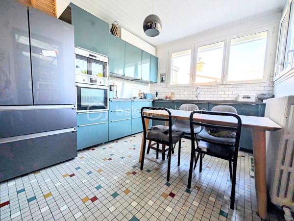 ✨COUP DE CŒUR – MAISON T7 AVEC 5 CHAMBRES, GRANDE TERRASSE, ATELIER ET PARKINGS – À 2 MINUTES À PIED DE LA PLACE LUTON

Une maison familiale pleine de charme, des volumes généreux et un emplacement privilégié !
À seulement 2 minutes à pied de la Place Luton, dans une rue particulièrement calme et agréable, découvrez cette belle maison T7 qui conjugue à merveille espace, fonctionnalité et potentiel.
Dès l’entrée, vous serez séduit par ses beaux volumes et son atmosphère chaleureuse. La maison offre une configuration idéale pour une famille à la recherche d’espace, avec 5 chambres, permettant également d’envisager aisément un bureau, une chambre d’amis ou un espace dédié au télétravail.

🏠UNE MAISON PENSÉE POUR LA VIE DE FAMILLE

La maison se compose notamment de :

5 chambres, dont une agréable chambre parentale disposant de sa propre salle de bains 
1 salle de douche supplémentaire 
2 WC indépendants, l’un au rez-de-chaussée et l’autre à l’étage 
une lingerie, particulièrement pratique au quotidien 
une cuisine fonctionnelle avec four, micro-ondes, lave-vaisselle et hotte 
une arrière-cuisine offrant un espace supplémentaire très appréciable 
une cave pour le stockage et le rangement.

Le charme est également au rendez-vous avec la présence de parquet massif, qui apporte chaleur et élégance aux espaces de vie.

🪴UN EXTÉRIEUR QUI FAIT LA DIFFÉRENCE

À l'arrière de la maison, vous profiterez d'une très grande terrasse, véritable prolongement des espaces de vie.
Un lieu idéal pour partager des repas en famille ou entre amis, profiter des beaux jours, aménager un espace repas, un salon extérieur ou simplement savourer un moment de tranquillité.
Dans la cour, vous découvrirez également un très grand atelier, offrant un potentiel exceptionnel.
Sa superficie et ses possibilités permettent d'imaginer de nombreux projets :
atelier d'artiste, espace de bricolage, salle de sport, salle de jeux, bureau, espace professionnel, stockage ou même création d'un studio.
Un ancien coffre-fort est également présent dans cet atelier, apportant une touche originale et pleine de caractère à ce lieu.
La toiture de l'atelier a été entièrement refaite en mars 2026, vous permettant de profiter d'un bâtiment extérieur parfaitement entretenu.

🌟CONFORT ET ÉQUIPEMENTS

La maison bénéficie de double vitrage ainsi que de volets roulants électriques.
Le chauffage est assuré par une chaudière gaz de ville, qui fonctionne parfaitement accompagné d'un thermostat d'ambiance.
La production d'eau chaude est assurée par un ballon électrique de grande capacité.
DPE : D – GES : D

🅿️STATIONNEMENT : UN VÉRITABLE ATOUT

Autre avantage particulièrement recherché dans le secteur : 2 places de parking en sous-sol couvert, situées face à la maison.
Ces deux places sont proposées dans le cadre d'un bail de location, au tarif de 55 € par place et par mois, soit 110 € mensuels pour les deux places.
Il est également possible de ne louer qu'une seule place, selon vos besoins.

🛍️LES PETITS DÉTAILS QUI RESTENT
Parce que ce sont souvent les détails qui donnent une véritable âme à une maison, les appliques et lustres présents dans la maison resteront sur place, tout comme le superbe dressing bleu réalisé entièrement sur mesure, parfaitement intégré à l'espace.

🥇UNE LOCALISATION IDÉALE

Profiter du calme d'une rue résidentielle tout en étant à seulement 2 minutes à pied de la Place Luton, c'est l'un des véritables points forts de cette propriété.
Vous bénéficiez ainsi d'un environnement pratique au quotidien, tout en conservant le calme et l'intimité recherchés pour une maison familiale.
Taxe foncière : 1 560 €

🏘️UNE MAISON À DÉCOUVRIR SANS TARDER

Avec ses 5 chambres, ses beaux volumes, sa très grande terrasse, son atelier aux multiples possibilités, sa cave, ses deux salles d'eau, ses deux WC, ses stationnements à proximité immédiate et son emplacement privilégié, cette maison T7 offre une combinaison particulièrement rare.
Une maison familiale, chaleureuse et évolutive, qui saura s'adapter à de nombreux projets de vie.

À découvrir rapidement !