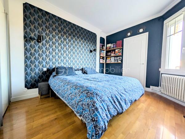 ✨COUP DE CŒUR – MAISON T7 AVEC 5 CHAMBRES, GRANDE TERRASSE, ATELIER ET PARKINGS – À 2 MINUTES À PIED DE LA PLACE LUTON

Une maison familiale pleine de charme, des volumes généreux et un emplacement privilégié !
À seulement 2 minutes à pied de la Place Luton, dans une rue particulièrement calme et agréable, découvrez cette belle maison T7 qui conjugue à merveille espace, fonctionnalité et potentiel.
Dès l’entrée, vous serez séduit par ses beaux volumes et son atmosphère chaleureuse. La maison offre une configuration idéale pour une famille à la recherche d’espace, avec 5 chambres, permettant également d’envisager aisément un bureau, une chambre d’amis ou un espace dédié au télétravail.

🏠UNE MAISON PENSÉE POUR LA VIE DE FAMILLE

La maison se compose notamment de :

5 chambres, dont une agréable chambre parentale disposant de sa propre salle de bains 
1 salle de douche supplémentaire 
2 WC indépendants, l’un au rez-de-chaussée et l’autre à l’étage 
une lingerie, particulièrement pratique au quotidien 
une cuisine fonctionnelle avec four, micro-ondes, lave-vaisselle et hotte 
une arrière-cuisine offrant un espace supplémentaire très appréciable 
une cave pour le stockage et le rangement.

Le charme est également au rendez-vous avec la présence de parquet massif, qui apporte chaleur et élégance aux espaces de vie.

🪴UN EXTÉRIEUR QUI FAIT LA DIFFÉRENCE

À l'arrière de la maison, vous profiterez d'une très grande terrasse, véritable prolongement des espaces de vie.
Un lieu idéal pour partager des repas en famille ou entre amis, profiter des beaux jours, aménager un espace repas, un salon extérieur ou simplement savourer un moment de tranquillité.
Dans la cour, vous découvrirez également un très grand atelier, offrant un potentiel exceptionnel.
Sa superficie et ses possibilités permettent d'imaginer de nombreux projets :
atelier d'artiste, espace de bricolage, salle de sport, salle de jeux, bureau, espace professionnel, stockage ou même création d'un studio.
Un ancien coffre-fort est également présent dans cet atelier, apportant une touche originale et pleine de caractère à ce lieu.
La toiture de l'atelier a été entièrement refaite en mars 2026, vous permettant de profiter d'un bâtiment extérieur parfaitement entretenu.

🌟CONFORT ET ÉQUIPEMENTS

La maison bénéficie de double vitrage ainsi que de volets roulants électriques.
Le chauffage est assuré par une chaudière gaz de ville, qui fonctionne parfaitement accompagné d'un thermostat d'ambiance.
La production d'eau chaude est assurée par un ballon électrique de grande capacité.
DPE : D – GES : D

🅿️STATIONNEMENT : UN VÉRITABLE ATOUT

Autre avantage particulièrement recherché dans le secteur : 2 places de parking en sous-sol couvert, situées face à la maison.
Ces deux places sont proposées dans le cadre d'un bail de location, au tarif de 55 € par place et par mois, soit 110 € mensuels pour les deux places.
Il est également possible de ne louer qu'une seule place, selon vos besoins.

🛍️LES PETITS DÉTAILS QUI RESTENT
Parce que ce sont souvent les détails qui donnent une véritable âme à une maison, les appliques et lustres présents dans la maison resteront sur place, tout comme le superbe dressing bleu réalisé entièrement sur mesure, parfaitement intégré à l'espace.

🥇UNE LOCALISATION IDÉALE

Profiter du calme d'une rue résidentielle tout en étant à seulement 2 minutes à pied de la Place Luton, c'est l'un des véritables points forts de cette propriété.
Vous bénéficiez ainsi d'un environnement pratique au quotidien, tout en conservant le calme et l'intimité recherchés pour une maison familiale.
Taxe foncière : 1 560 €

🏘️UNE MAISON À DÉCOUVRIR SANS TARDER

Avec ses 5 chambres, ses beaux volumes, sa très grande terrasse, son atelier aux multiples possibilités, sa cave, ses deux salles d'eau, ses deux WC, ses stationnements à proximité immédiate et son emplacement privilégié, cette maison T7 offre une combinaison particulièrement rare.
Une maison familiale, chaleureuse et évolutive, qui saura s'adapter à de nombreux projets de vie.

À découvrir rapidement !