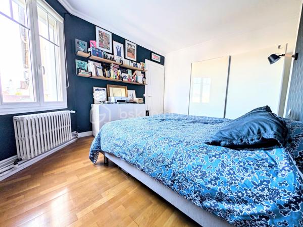 ✨COUP DE CŒUR – MAISON T7 AVEC 5 CHAMBRES, GRANDE TERRASSE, ATELIER ET PARKINGS – À 2 MINUTES À PIED DE LA PLACE LUTON

Une maison familiale pleine de charme, des volumes généreux et un emplacement privilégié !
À seulement 2 minutes à pied de la Place Luton, dans une rue particulièrement calme et agréable, découvrez cette belle maison T7 qui conjugue à merveille espace, fonctionnalité et potentiel.
Dès l’entrée, vous serez séduit par ses beaux volumes et son atmosphère chaleureuse. La maison offre une configuration idéale pour une famille à la recherche d’espace, avec 5 chambres, permettant également d’envisager aisément un bureau, une chambre d’amis ou un espace dédié au télétravail.

🏠UNE MAISON PENSÉE POUR LA VIE DE FAMILLE

La maison se compose notamment de :

5 chambres, dont une agréable chambre parentale disposant de sa propre salle de bains 
1 salle de douche supplémentaire 
2 WC indépendants, l’un au rez-de-chaussée et l’autre à l’étage 
une lingerie, particulièrement pratique au quotidien 
une cuisine fonctionnelle avec four, micro-ondes, lave-vaisselle et hotte 
une arrière-cuisine offrant un espace supplémentaire très appréciable 
une cave pour le stockage et le rangement.

Le charme est également au rendez-vous avec la présence de parquet massif, qui apporte chaleur et élégance aux espaces de vie.

🪴UN EXTÉRIEUR QUI FAIT LA DIFFÉRENCE

À l'arrière de la maison, vous profiterez d'une très grande terrasse, véritable prolongement des espaces de vie.
Un lieu idéal pour partager des repas en famille ou entre amis, profiter des beaux jours, aménager un espace repas, un salon extérieur ou simplement savourer un moment de tranquillité.
Dans la cour, vous découvrirez également un très grand atelier, offrant un potentiel exceptionnel.
Sa superficie et ses possibilités permettent d'imaginer de nombreux projets :
atelier d'artiste, espace de bricolage, salle de sport, salle de jeux, bureau, espace professionnel, stockage ou même création d'un studio.
Un ancien coffre-fort est également présent dans cet atelier, apportant une touche originale et pleine de caractère à ce lieu.
La toiture de l'atelier a été entièrement refaite en mars 2026, vous permettant de profiter d'un bâtiment extérieur parfaitement entretenu.

🌟CONFORT ET ÉQUIPEMENTS

La maison bénéficie de double vitrage ainsi que de volets roulants électriques.
Le chauffage est assuré par une chaudière gaz de ville, qui fonctionne parfaitement accompagné d'un thermostat d'ambiance.
La production d'eau chaude est assurée par un ballon électrique de grande capacité.
DPE : D – GES : D

🅿️STATIONNEMENT : UN VÉRITABLE ATOUT

Autre avantage particulièrement recherché dans le secteur : 2 places de parking en sous-sol couvert, situées face à la maison.
Ces deux places sont proposées dans le cadre d'un bail de location, au tarif de 55 € par place et par mois, soit 110 € mensuels pour les deux places.
Il est également possible de ne louer qu'une seule place, selon vos besoins.

🛍️LES PETITS DÉTAILS QUI RESTENT
Parce que ce sont souvent les détails qui donnent une véritable âme à une maison, les appliques et lustres présents dans la maison resteront sur place, tout comme le superbe dressing bleu réalisé entièrement sur mesure, parfaitement intégré à l'espace.

🥇UNE LOCALISATION IDÉALE

Profiter du calme d'une rue résidentielle tout en étant à seulement 2 minutes à pied de la Place Luton, c'est l'un des véritables points forts de cette propriété.
Vous bénéficiez ainsi d'un environnement pratique au quotidien, tout en conservant le calme et l'intimité recherchés pour une maison familiale.
Taxe foncière : 1 560 €

🏘️UNE MAISON À DÉCOUVRIR SANS TARDER

Avec ses 5 chambres, ses beaux volumes, sa très grande terrasse, son atelier aux multiples possibilités, sa cave, ses deux salles d'eau, ses deux WC, ses stationnements à proximité immédiate et son emplacement privilégié, cette maison T7 offre une combinaison particulièrement rare.
Une maison familiale, chaleureuse et évolutive, qui saura s'adapter à de nombreux projets de vie.

À découvrir rapidement !