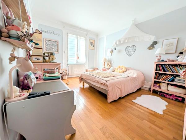 ✨COUP DE CŒUR – MAISON T7 AVEC 5 CHAMBRES, GRANDE TERRASSE, ATELIER ET PARKINGS – À 2 MINUTES À PIED DE LA PLACE LUTON

Une maison familiale pleine de charme, des volumes généreux et un emplacement privilégié !
À seulement 2 minutes à pied de la Place Luton, dans une rue particulièrement calme et agréable, découvrez cette belle maison T7 qui conjugue à merveille espace, fonctionnalité et potentiel.
Dès l’entrée, vous serez séduit par ses beaux volumes et son atmosphère chaleureuse. La maison offre une configuration idéale pour une famille à la recherche d’espace, avec 5 chambres, permettant également d’envisager aisément un bureau, une chambre d’amis ou un espace dédié au télétravail.

🏠UNE MAISON PENSÉE POUR LA VIE DE FAMILLE

La maison se compose notamment de :

5 chambres, dont une agréable chambre parentale disposant de sa propre salle de bains 
1 salle de douche supplémentaire 
2 WC indépendants, l’un au rez-de-chaussée et l’autre à l’étage 
une lingerie, particulièrement pratique au quotidien 
une cuisine fonctionnelle avec four, micro-ondes, lave-vaisselle et hotte 
une arrière-cuisine offrant un espace supplémentaire très appréciable 
une cave pour le stockage et le rangement.

Le charme est également au rendez-vous avec la présence de parquet massif, qui apporte chaleur et élégance aux espaces de vie.

🪴UN EXTÉRIEUR QUI FAIT LA DIFFÉRENCE

À l'arrière de la maison, vous profiterez d'une très grande terrasse, véritable prolongement des espaces de vie.
Un lieu idéal pour partager des repas en famille ou entre amis, profiter des beaux jours, aménager un espace repas, un salon extérieur ou simplement savourer un moment de tranquillité.
Dans la cour, vous découvrirez également un très grand atelier, offrant un potentiel exceptionnel.
Sa superficie et ses possibilités permettent d'imaginer de nombreux projets :
atelier d'artiste, espace de bricolage, salle de sport, salle de jeux, bureau, espace professionnel, stockage ou même création d'un studio.
Un ancien coffre-fort est également présent dans cet atelier, apportant une touche originale et pleine de caractère à ce lieu.
La toiture de l'atelier a été entièrement refaite en mars 2026, vous permettant de profiter d'un bâtiment extérieur parfaitement entretenu.

🌟CONFORT ET ÉQUIPEMENTS

La maison bénéficie de double vitrage ainsi que de volets roulants électriques.
Le chauffage est assuré par une chaudière gaz de ville, qui fonctionne parfaitement accompagné d'un thermostat d'ambiance.
La production d'eau chaude est assurée par un ballon électrique de grande capacité.
DPE : D – GES : D

🅿️STATIONNEMENT : UN VÉRITABLE ATOUT

Autre avantage particulièrement recherché dans le secteur : 2 places de parking en sous-sol couvert, situées face à la maison.
Ces deux places sont proposées dans le cadre d'un bail de location, au tarif de 55 € par place et par mois, soit 110 € mensuels pour les deux places.
Il est également possible de ne louer qu'une seule place, selon vos besoins.

🛍️LES PETITS DÉTAILS QUI RESTENT
Parce que ce sont souvent les détails qui donnent une véritable âme à une maison, les appliques et lustres présents dans la maison resteront sur place, tout comme le superbe dressing bleu réalisé entièrement sur mesure, parfaitement intégré à l'espace.

🥇UNE LOCALISATION IDÉALE

Profiter du calme d'une rue résidentielle tout en étant à seulement 2 minutes à pied de la Place Luton, c'est l'un des véritables points forts de cette propriété.
Vous bénéficiez ainsi d'un environnement pratique au quotidien, tout en conservant le calme et l'intimité recherchés pour une maison familiale.
Taxe foncière : 1 560 €

🏘️UNE MAISON À DÉCOUVRIR SANS TARDER

Avec ses 5 chambres, ses beaux volumes, sa très grande terrasse, son atelier aux multiples possibilités, sa cave, ses deux salles d'eau, ses deux WC, ses stationnements à proximité immédiate et son emplacement privilégié, cette maison T7 offre une combinaison particulièrement rare.
Une maison familiale, chaleureuse et évolutive, qui saura s'adapter à de nombreux projets de vie.

À découvrir rapidement !