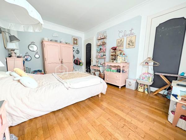 ✨COUP DE CŒUR – MAISON T7 AVEC 5 CHAMBRES, GRANDE TERRASSE, ATELIER ET PARKINGS – À 2 MINUTES À PIED DE LA PLACE LUTON

Une maison familiale pleine de charme, des volumes généreux et un emplacement privilégié !
À seulement 2 minutes à pied de la Place Luton, dans une rue particulièrement calme et agréable, découvrez cette belle maison T7 qui conjugue à merveille espace, fonctionnalité et potentiel.
Dès l’entrée, vous serez séduit par ses beaux volumes et son atmosphère chaleureuse. La maison offre une configuration idéale pour une famille à la recherche d’espace, avec 5 chambres, permettant également d’envisager aisément un bureau, une chambre d’amis ou un espace dédié au télétravail.

🏠UNE MAISON PENSÉE POUR LA VIE DE FAMILLE

La maison se compose notamment de :

5 chambres, dont une agréable chambre parentale disposant de sa propre salle de bains 
1 salle de douche supplémentaire 
2 WC indépendants, l’un au rez-de-chaussée et l’autre à l’étage 
une lingerie, particulièrement pratique au quotidien 
une cuisine fonctionnelle avec four, micro-ondes, lave-vaisselle et hotte 
une arrière-cuisine offrant un espace supplémentaire très appréciable 
une cave pour le stockage et le rangement.

Le charme est également au rendez-vous avec la présence de parquet massif, qui apporte chaleur et élégance aux espaces de vie.

🪴UN EXTÉRIEUR QUI FAIT LA DIFFÉRENCE

À l'arrière de la maison, vous profiterez d'une très grande terrasse, véritable prolongement des espaces de vie.
Un lieu idéal pour partager des repas en famille ou entre amis, profiter des beaux jours, aménager un espace repas, un salon extérieur ou simplement savourer un moment de tranquillité.
Dans la cour, vous découvrirez également un très grand atelier, offrant un potentiel exceptionnel.
Sa superficie et ses possibilités permettent d'imaginer de nombreux projets :
atelier d'artiste, espace de bricolage, salle de sport, salle de jeux, bureau, espace professionnel, stockage ou même création d'un studio.
Un ancien coffre-fort est également présent dans cet atelier, apportant une touche originale et pleine de caractère à ce lieu.
La toiture de l'atelier a été entièrement refaite en mars 2026, vous permettant de profiter d'un bâtiment extérieur parfaitement entretenu.

🌟CONFORT ET ÉQUIPEMENTS

La maison bénéficie de double vitrage ainsi que de volets roulants électriques.
Le chauffage est assuré par une chaudière gaz de ville, qui fonctionne parfaitement accompagné d'un thermostat d'ambiance.
La production d'eau chaude est assurée par un ballon électrique de grande capacité.
DPE : D – GES : D

🅿️STATIONNEMENT : UN VÉRITABLE ATOUT

Autre avantage particulièrement recherché dans le secteur : 2 places de parking en sous-sol couvert, situées face à la maison.
Ces deux places sont proposées dans le cadre d'un bail de location, au tarif de 55 € par place et par mois, soit 110 € mensuels pour les deux places.
Il est également possible de ne louer qu'une seule place, selon vos besoins.

🛍️LES PETITS DÉTAILS QUI RESTENT
Parce que ce sont souvent les détails qui donnent une véritable âme à une maison, les appliques et lustres présents dans la maison resteront sur place, tout comme le superbe dressing bleu réalisé entièrement sur mesure, parfaitement intégré à l'espace.

🥇UNE LOCALISATION IDÉALE

Profiter du calme d'une rue résidentielle tout en étant à seulement 2 minutes à pied de la Place Luton, c'est l'un des véritables points forts de cette propriété.
Vous bénéficiez ainsi d'un environnement pratique au quotidien, tout en conservant le calme et l'intimité recherchés pour une maison familiale.
Taxe foncière : 1 560 €

🏘️UNE MAISON À DÉCOUVRIR SANS TARDER

Avec ses 5 chambres, ses beaux volumes, sa très grande terrasse, son atelier aux multiples possibilités, sa cave, ses deux salles d'eau, ses deux WC, ses stationnements à proximité immédiate et son emplacement privilégié, cette maison T7 offre une combinaison particulièrement rare.
Une maison familiale, chaleureuse et évolutive, qui saura s'adapter à de nombreux projets de vie.

À découvrir rapidement !