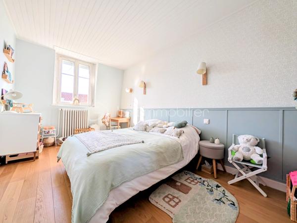✨COUP DE CŒUR – MAISON T7 AVEC 5 CHAMBRES, GRANDE TERRASSE, ATELIER ET PARKINGS – À 2 MINUTES À PIED DE LA PLACE LUTON

Une maison familiale pleine de charme, des volumes généreux et un emplacement privilégié !
À seulement 2 minutes à pied de la Place Luton, dans une rue particulièrement calme et agréable, découvrez cette belle maison T7 qui conjugue à merveille espace, fonctionnalité et potentiel.
Dès l’entrée, vous serez séduit par ses beaux volumes et son atmosphère chaleureuse. La maison offre une configuration idéale pour une famille à la recherche d’espace, avec 5 chambres, permettant également d’envisager aisément un bureau, une chambre d’amis ou un espace dédié au télétravail.

🏠UNE MAISON PENSÉE POUR LA VIE DE FAMILLE

La maison se compose notamment de :

5 chambres, dont une agréable chambre parentale disposant de sa propre salle de bains 
1 salle de douche supplémentaire 
2 WC indépendants, l’un au rez-de-chaussée et l’autre à l’étage 
une lingerie, particulièrement pratique au quotidien 
une cuisine fonctionnelle avec four, micro-ondes, lave-vaisselle et hotte 
une arrière-cuisine offrant un espace supplémentaire très appréciable 
une cave pour le stockage et le rangement.

Le charme est également au rendez-vous avec la présence de parquet massif, qui apporte chaleur et élégance aux espaces de vie.

🪴UN EXTÉRIEUR QUI FAIT LA DIFFÉRENCE

À l'arrière de la maison, vous profiterez d'une très grande terrasse, véritable prolongement des espaces de vie.
Un lieu idéal pour partager des repas en famille ou entre amis, profiter des beaux jours, aménager un espace repas, un salon extérieur ou simplement savourer un moment de tranquillité.
Dans la cour, vous découvrirez également un très grand atelier, offrant un potentiel exceptionnel.
Sa superficie et ses possibilités permettent d'imaginer de nombreux projets :
atelier d'artiste, espace de bricolage, salle de sport, salle de jeux, bureau, espace professionnel, stockage ou même création d'un studio.
Un ancien coffre-fort est également présent dans cet atelier, apportant une touche originale et pleine de caractère à ce lieu.
La toiture de l'atelier a été entièrement refaite en mars 2026, vous permettant de profiter d'un bâtiment extérieur parfaitement entretenu.

🌟CONFORT ET ÉQUIPEMENTS

La maison bénéficie de double vitrage ainsi que de volets roulants électriques.
Le chauffage est assuré par une chaudière gaz de ville, qui fonctionne parfaitement accompagné d'un thermostat d'ambiance.
La production d'eau chaude est assurée par un ballon électrique de grande capacité.
DPE : D – GES : D

🅿️STATIONNEMENT : UN VÉRITABLE ATOUT

Autre avantage particulièrement recherché dans le secteur : 2 places de parking en sous-sol couvert, situées face à la maison.
Ces deux places sont proposées dans le cadre d'un bail de location, au tarif de 55 € par place et par mois, soit 110 € mensuels pour les deux places.
Il est également possible de ne louer qu'une seule place, selon vos besoins.

🛍️LES PETITS DÉTAILS QUI RESTENT
Parce que ce sont souvent les détails qui donnent une véritable âme à une maison, les appliques et lustres présents dans la maison resteront sur place, tout comme le superbe dressing bleu réalisé entièrement sur mesure, parfaitement intégré à l'espace.

🥇UNE LOCALISATION IDÉALE

Profiter du calme d'une rue résidentielle tout en étant à seulement 2 minutes à pied de la Place Luton, c'est l'un des véritables points forts de cette propriété.
Vous bénéficiez ainsi d'un environnement pratique au quotidien, tout en conservant le calme et l'intimité recherchés pour une maison familiale.
Taxe foncière : 1 560 €

🏘️UNE MAISON À DÉCOUVRIR SANS TARDER

Avec ses 5 chambres, ses beaux volumes, sa très grande terrasse, son atelier aux multiples possibilités, sa cave, ses deux salles d'eau, ses deux WC, ses stationnements à proximité immédiate et son emplacement privilégié, cette maison T7 offre une combinaison particulièrement rare.
Une maison familiale, chaleureuse et évolutive, qui saura s'adapter à de nombreux projets de vie.

À découvrir rapidement !
