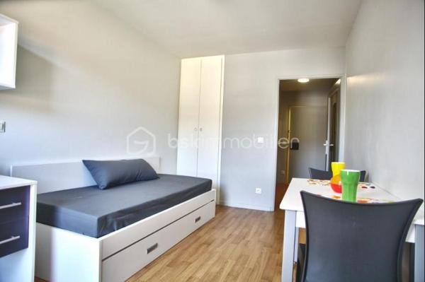 BSK CAEN Immobilier – David TALVAST vous propose ce studio meublé de 21 m², situé au 1 er étage d’une résidence de services à Caen, vendu dans le cadre d’un investissement locatif LMNP avec bail commercial et locataire en place. Une opportunité destinée aux investisseurs recherchant un placement immobilier avec une gestion simplifiée et sans gestion locative quotidienne.

UN INVESTISSEMENT LMNP GÉRÉ

Le studio est exploité dans le cadre d’un bail commercial par un gestionnaire qui a dans son portefeuille, plus de 325 biens en LMNP dans plusieurs résidences à Caen.
L’investisseur bénéficie ainsi d’un bien déjà exploité, avec un loyer annuel indiqué de 3 172 € TTC par an. La rentabilité brute indicative ressort à 4,7 % sur la base du loyer annuel communiqué et du prix net vendeur.

LE STUDIO

Situé au rez-de-chaussée, le logement développe une surface habitable de 21,04 m².
Il est complété par une place de stationnement en sous-sol, constituant un véritable atout dans le cadre d'un investissement locatif à Caen.

Caractéristiques :
•	Studio : 21,04 m²
•	Étage : 1 er étage
•	Bail commercial de 9 ans renouvelable pour 3 ans
•	Locataire en place
•	Loyer annuel : 3 172 € TTC
•	Loyer mensuel indicatif : 264 € TTC
•	Charges de copropriété : 98 € / an
•	Taxe foncière : 630 € / an

UNE RÉSIDENCE À DESTINATION NOTAMMENT DES ÉTUDIANTS

La résidence Tempologis-Mémorial est implantée à proximité du campus 1 et du parc tertiaire de Saint-Contest.
Cette implantation permet au bien de s'inscrire dans un environnement adapté à l'exploitation d'une résidence de services.

Vous êtes intéressé ? Contactez-moi directement pour ce bien coup de cœur : 07 81 76 32 28 ou dtalvast@bskimmobilier.com
