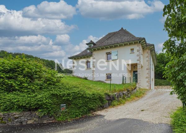 A vendre à Marmanhac, sur terrain d'environ 1000 m², Maison de caractère de type 4 d'une surface d'environ 150 m² avec garage, cave et terrasse.