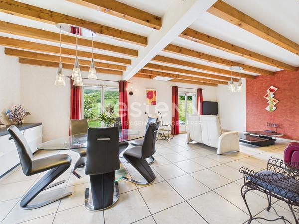 A vendre à Marmanhac, sur terrain d'environ 1000 m², Maison de caractère de type 4 d'une surface d'environ 150 m² avec garage, cave et terrasse.