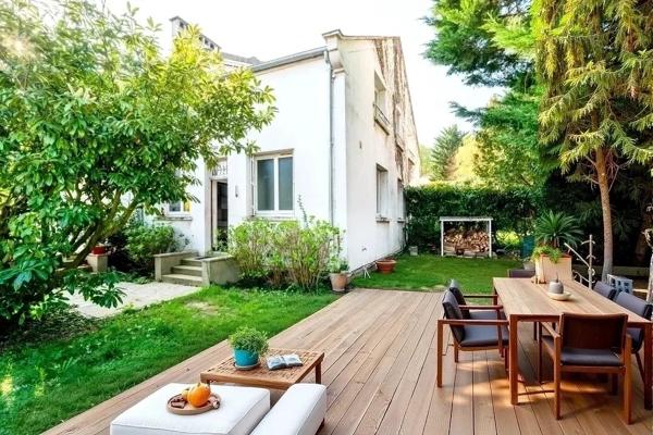 149m2 au rdc d'une maison très lumineuse, avec beaux volumes et jardin privatif.