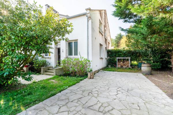 149m2 au rdc d'une maison très lumineuse, avec beaux volumes et jardin privatif.