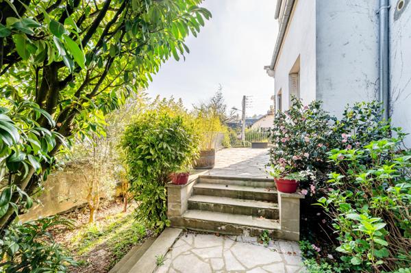 149m2 au rdc d'une maison très lumineuse, avec beaux volumes et jardin privatif.