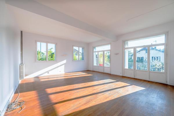 149m2 au rdc d'une maison très lumineuse, avec beaux volumes et jardin privatif.