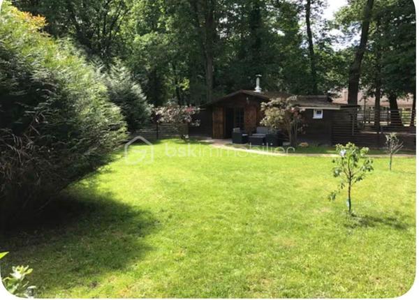 PROPRIÉTÉ D’EXCEPTION EN LISIÈRE DE FORÊT – MAGNY-LES-HAMEAUX (78)
Un lieu suspendu hors du temps au cœur de 16 000 m² de nature préservée sans vis à vis?
À seulement quelques minutes de Paris, au cœur de la Vallée de Chevreuse, cette propriété rare déploie tout son charme dans un environnement naturel privilégié. 
Implanté sur un parc paysager et boisé de plus de 1,6 hectare, ce domaine confidentiel conjugue volumes remarquables, confort haut de gamme et sérénité absolue.

LA MAISON PRINCIPALE – ENVIRON 315 m²
Dès l’entrée, les espaces séduisent par leur générosité et leur luminosité. Le vaste salon, sublimé par une cheminée majestueuse, s’ouvre harmonieusement sur une élégante salle à manger et une cuisine contemporaine entièrement aménagée et équipée.
Pensée pour une vie de plain-pied, une grande chambre et la suite parentale offre un véritable espace privé avec deux dressings, une salle de bains raffinée intégrant un hammam, ainsi qu’un WC indépendant.
À l’étage, trois belles chambres accueillent famille et invités dans un confort optimal, accompagnées d’une salle de bains indépendante et de deux WC.
Une grande buanderie ainsi que plusieurs espaces complémentaires permettent d’aménager selon vos envies un bureau, une salle de sport, un home cinéma ou un espace de loisirs.
Chauffage POMPE A CHALEUR.

DES DÉPENDANCES AUX MULTIPLES POSSIBILITÉS
Le domaine comprend également plusieurs habitations indépendantes, idéales pour recevoir, développer une activité professionnelle ou envisager un projet d’accueil haut de gamme.
    • Maison d’invités de plain-pied – 110 m² : totalement indépendante, elle dispose de trois chambres, d’un séjour convivial et d’une salle d’eau avec WC.
    • Appartement indépendant type T2 - 70 m²: composé d’une cuisine ouverte sur le séjour, d’une chambre confortable et d’une salle d’eau avec WC.
    • Deux chalets forestiers d’environ 35 m² chacun, nichés dans un écrin de verdure.
    • Dépendance de 60 m² à rénover.


UN CADRE DE VIE UNIQUE
Le parc, parfaitement entretenu et sans aucun vis-à-vis, invite à la détente et au bien-être avec une piscine couverte, un sauna, un hammam et de nombreux espaces de promenade au cœur de la nature.
Les amateurs de véhicules ou d’activités artisanales apprécieront également le vaste atelier avec son pont ainsi que les nombreux garages pouvant accueillir plusieurs voitures.

LA SYNTHÈSE 
1,6 HECTARES AU CŒUR DE LA FORET
MAISON PRINCIPALE DE 315 m²
APPARTEMENT de 70 m² en duplex
MAISON D'INVITÉS DE 110 m² (3 CH)
2 CHALETS de 35 m²
1 DÉPENDANCE de 60 m² à rénover
8 BOX ISOLÉS
3 HANGARS
4 GARAGES / DONT UN AVEC PONT ÉLÉVATEUR
PISCINE COUVERTE
HAMMAM, SAUNA
POULAILLER
ÉTANGS

LES POINTS FORTS
    • Domaine confidentiel aux portes de Paris sans vis à vis
    • Environnement naturel exceptionnel
    • Surface bâtie importante offrant de multiples projets de vie
    • Idéal résidence familiale, activité professionnelle ou gîtes de prestige
    • Proximité immédiate de Versailles, Milo La Chapelle et du pôle Paris-Saclay

Neuf lignes de bus desservent Magny-les-Hameaux, dont trois scolaires