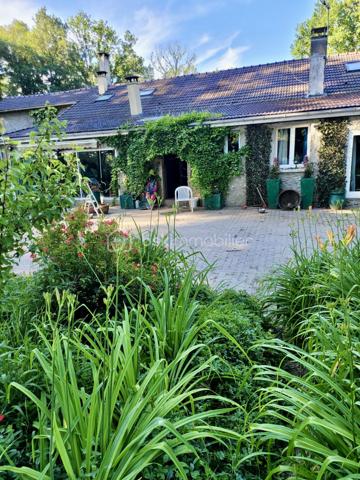 PROPRIÉTÉ D’EXCEPTION EN LISIÈRE DE FORÊT – MAGNY-LES-HAMEAUX (78)
Un lieu suspendu hors du temps au cœur de 16 000 m² de nature préservée sans vis à vis?
À seulement quelques minutes de Paris, au cœur de la Vallée de Chevreuse, cette propriété rare déploie tout son charme dans un environnement naturel privilégié. 
Implanté sur un parc paysager et boisé de plus de 1,6 hectare, ce domaine confidentiel conjugue volumes remarquables, confort haut de gamme et sérénité absolue.

LA MAISON PRINCIPALE – ENVIRON 315 m²
Dès l’entrée, les espaces séduisent par leur générosité et leur luminosité. Le vaste salon, sublimé par une cheminée majestueuse, s’ouvre harmonieusement sur une élégante salle à manger et une cuisine contemporaine entièrement aménagée et équipée.
Pensée pour une vie de plain-pied, une grande chambre et la suite parentale offre un véritable espace privé avec deux dressings, une salle de bains raffinée intégrant un hammam, ainsi qu’un WC indépendant.
À l’étage, trois belles chambres accueillent famille et invités dans un confort optimal, accompagnées d’une salle de bains indépendante et de deux WC.
Une grande buanderie ainsi que plusieurs espaces complémentaires permettent d’aménager selon vos envies un bureau, une salle de sport, un home cinéma ou un espace de loisirs.
Chauffage POMPE A CHALEUR.

DES DÉPENDANCES AUX MULTIPLES POSSIBILITÉS
Le domaine comprend également plusieurs habitations indépendantes, idéales pour recevoir, développer une activité professionnelle ou envisager un projet d’accueil haut de gamme.
    • Maison d’invités de plain-pied – 110 m² : totalement indépendante, elle dispose de trois chambres, d’un séjour convivial et d’une salle d’eau avec WC.
    • Appartement indépendant type T2 - 70 m²: composé d’une cuisine ouverte sur le séjour, d’une chambre confortable et d’une salle d’eau avec WC.
    • Deux chalets forestiers d’environ 35 m² chacun, nichés dans un écrin de verdure.
    • Dépendance de 60 m² à rénover.


UN CADRE DE VIE UNIQUE
Le parc, parfaitement entretenu et sans aucun vis-à-vis, invite à la détente et au bien-être avec une piscine couverte, un sauna, un hammam et de nombreux espaces de promenade au cœur de la nature.
Les amateurs de véhicules ou d’activités artisanales apprécieront également le vaste atelier avec son pont ainsi que les nombreux garages pouvant accueillir plusieurs voitures.

LA SYNTHÈSE 
1,6 HECTARES AU CŒUR DE LA FORET
MAISON PRINCIPALE DE 315 m²
APPARTEMENT de 70 m² en duplex
MAISON D'INVITÉS DE 110 m² (3 CH)
2 CHALETS de 35 m²
1 DÉPENDANCE de 60 m² à rénover
8 BOX ISOLÉS
3 HANGARS
4 GARAGES / DONT UN AVEC PONT ÉLÉVATEUR
PISCINE COUVERTE
HAMMAM, SAUNA
POULAILLER
ÉTANGS

LES POINTS FORTS
    • Domaine confidentiel aux portes de Paris sans vis à vis
    • Environnement naturel exceptionnel
    • Surface bâtie importante offrant de multiples projets de vie
    • Idéal résidence familiale, activité professionnelle ou gîtes de prestige
    • Proximité immédiate de Versailles, Milo La Chapelle et du pôle Paris-Saclay

Neuf lignes de bus desservent Magny-les-Hameaux, dont trois scolaires
