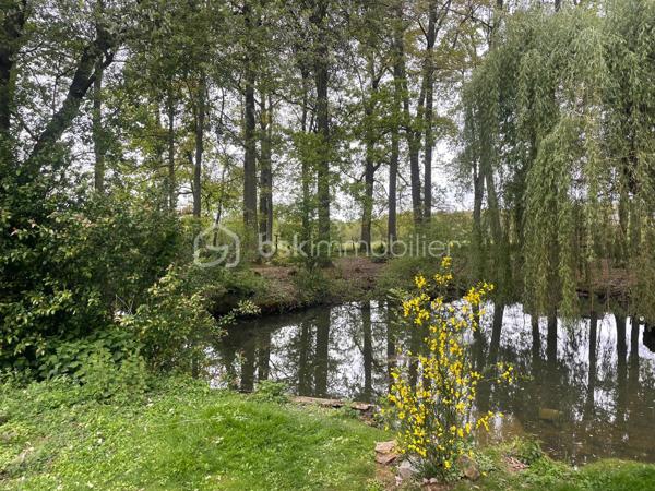 PROPRIÉTÉ D’EXCEPTION EN LISIÈRE DE FORÊT – MAGNY-LES-HAMEAUX (78)
Un lieu suspendu hors du temps au cœur de 16 000 m² de nature préservée sans vis à vis?
À seulement quelques minutes de Paris, au cœur de la Vallée de Chevreuse, cette propriété rare déploie tout son charme dans un environnement naturel privilégié. 
Implanté sur un parc paysager et boisé de plus de 1,6 hectare, ce domaine confidentiel conjugue volumes remarquables, confort haut de gamme et sérénité absolue.

LA MAISON PRINCIPALE – ENVIRON 315 m²
Dès l’entrée, les espaces séduisent par leur générosité et leur luminosité. Le vaste salon, sublimé par une cheminée majestueuse, s’ouvre harmonieusement sur une élégante salle à manger et une cuisine contemporaine entièrement aménagée et équipée.
Pensée pour une vie de plain-pied, une grande chambre et la suite parentale offre un véritable espace privé avec deux dressings, une salle de bains raffinée intégrant un hammam, ainsi qu’un WC indépendant.
À l’étage, trois belles chambres accueillent famille et invités dans un confort optimal, accompagnées d’une salle de bains indépendante et de deux WC.
Une grande buanderie ainsi que plusieurs espaces complémentaires permettent d’aménager selon vos envies un bureau, une salle de sport, un home cinéma ou un espace de loisirs.
Chauffage POMPE A CHALEUR.

DES DÉPENDANCES AUX MULTIPLES POSSIBILITÉS
Le domaine comprend également plusieurs habitations indépendantes, idéales pour recevoir, développer une activité professionnelle ou envisager un projet d’accueil haut de gamme.
    • Maison d’invités de plain-pied – 110 m² : totalement indépendante, elle dispose de trois chambres, d’un séjour convivial et d’une salle d’eau avec WC.
    • Appartement indépendant type T2 - 70 m²: composé d’une cuisine ouverte sur le séjour, d’une chambre confortable et d’une salle d’eau avec WC.
    • Deux chalets forestiers d’environ 35 m² chacun, nichés dans un écrin de verdure.
    • Dépendance de 60 m² à rénover.


UN CADRE DE VIE UNIQUE
Le parc, parfaitement entretenu et sans aucun vis-à-vis, invite à la détente et au bien-être avec une piscine couverte, un sauna, un hammam et de nombreux espaces de promenade au cœur de la nature.
Les amateurs de véhicules ou d’activités artisanales apprécieront également le vaste atelier avec son pont ainsi que les nombreux garages pouvant accueillir plusieurs voitures.

LA SYNTHÈSE 
1,6 HECTARES AU CŒUR DE LA FORET
MAISON PRINCIPALE DE 315 m²
APPARTEMENT de 70 m² en duplex
MAISON D'INVITÉS DE 110 m² (3 CH)
2 CHALETS de 35 m²
1 DÉPENDANCE de 60 m² à rénover
8 BOX ISOLÉS
3 HANGARS
4 GARAGES / DONT UN AVEC PONT ÉLÉVATEUR
PISCINE COUVERTE
HAMMAM, SAUNA
POULAILLER
ÉTANGS

LES POINTS FORTS
    • Domaine confidentiel aux portes de Paris sans vis à vis
    • Environnement naturel exceptionnel
    • Surface bâtie importante offrant de multiples projets de vie
    • Idéal résidence familiale, activité professionnelle ou gîtes de prestige
    • Proximité immédiate de Versailles, Milo La Chapelle et du pôle Paris-Saclay

Neuf lignes de bus desservent Magny-les-Hameaux, dont trois scolaires