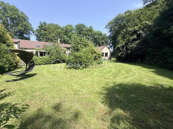 PROPRIÉTÉ D’EXCEPTION EN LISIÈRE DE FORÊT – MAGNY-LES-HAMEAUX (78)
Un lieu suspendu hors du temps au cœur de 16 000 m² de nature préservée sans vis à vis?
À seulement quelques minutes de Paris, au cœur de la Vallée de Chevreuse, cette propriété rare déploie tout son charme dans un environnement naturel privilégié. 
Implanté sur un parc paysager et boisé de plus de 1,6 hectare, ce domaine confidentiel conjugue volumes remarquables, confort haut de gamme et sérénité absolue.

LA MAISON PRINCIPALE – ENVIRON 315 m²
Dès l’entrée, les espaces séduisent par leur générosité et leur luminosité. Le vaste salon, sublimé par une cheminée majestueuse, s’ouvre harmonieusement sur une élégante salle à manger et une cuisine contemporaine entièrement aménagée et équipée.
Pensée pour une vie de plain-pied, une grande chambre et la suite parentale offre un véritable espace privé avec deux dressings, une salle de bains raffinée intégrant un hammam, ainsi qu’un WC indépendant.
À l’étage, trois belles chambres accueillent famille et invités dans un confort optimal, accompagnées d’une salle de bains indépendante et de deux WC.
Une grande buanderie ainsi que plusieurs espaces complémentaires permettent d’aménager selon vos envies un bureau, une salle de sport, un home cinéma ou un espace de loisirs.
Chauffage POMPE A CHALEUR.

DES DÉPENDANCES AUX MULTIPLES POSSIBILITÉS
Le domaine comprend également plusieurs habitations indépendantes, idéales pour recevoir, développer une activité professionnelle ou envisager un projet d’accueil haut de gamme.
    • Maison d’invités de plain-pied – 110 m² : totalement indépendante, elle dispose de trois chambres, d’un séjour convivial et d’une salle d’eau avec WC.
    • Appartement indépendant type T2 - 70 m²: composé d’une cuisine ouverte sur le séjour, d’une chambre confortable et d’une salle d’eau avec WC.
    • Deux chalets forestiers d’environ 35 m² chacun, nichés dans un écrin de verdure.
    • Dépendance de 60 m² à rénover.


UN CADRE DE VIE UNIQUE
Le parc, parfaitement entretenu et sans aucun vis-à-vis, invite à la détente et au bien-être avec une piscine couverte, un sauna, un hammam et de nombreux espaces de promenade au cœur de la nature.
Les amateurs de véhicules ou d’activités artisanales apprécieront également le vaste atelier avec son pont ainsi que les nombreux garages pouvant accueillir plusieurs voitures.

LA SYNTHÈSE 
1,6 HECTARES AU CŒUR DE LA FORET
MAISON PRINCIPALE DE 315 m²
APPARTEMENT de 70 m² en duplex
MAISON D'INVITÉS DE 110 m² (3 CH)
2 CHALETS de 35 m²
1 DÉPENDANCE de 60 m² à rénover
8 BOX ISOLÉS
3 HANGARS
4 GARAGES / DONT UN AVEC PONT ÉLÉVATEUR
PISCINE COUVERTE
HAMMAM, SAUNA
POULAILLER
ÉTANGS

LES POINTS FORTS
    • Domaine confidentiel aux portes de Paris sans vis à vis
    • Environnement naturel exceptionnel
    • Surface bâtie importante offrant de multiples projets de vie
    • Idéal résidence familiale, activité professionnelle ou gîtes de prestige
    • Proximité immédiate de Versailles, Milo La Chapelle et du pôle Paris-Saclay

Neuf lignes de bus desservent Magny-les-Hameaux, dont trois scolaires