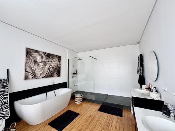 Maison
                                                                                                                                                                                                                                                                                                                        9 pièce(s)                                                                                                                                                                                                          4 chambre(s)                                                                                                                                                                                                          290  m²