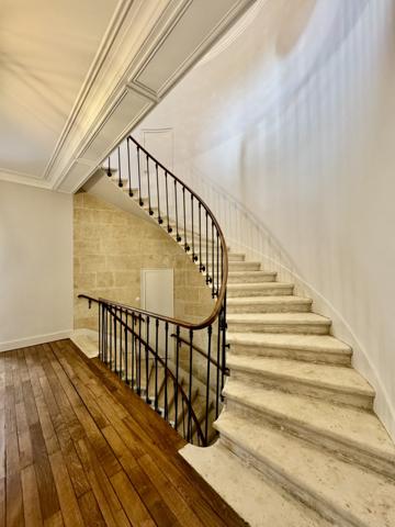 Maison
                                                                                                                                                                                                                                                                                                                        9 pièce(s)                                                                                                                                                                                                          4 chambre(s)                                                                                                                                                                                                          290  m²