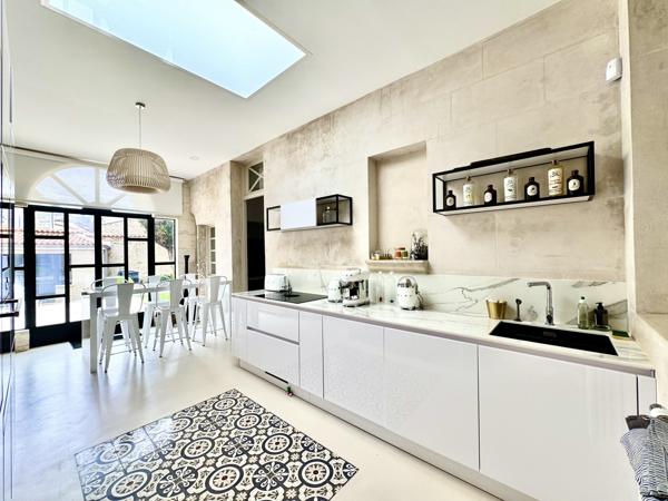 Maison
                                                                                                                                                                                                                                                                                                                        9 pièce(s)                                                                                                                                                                                                          4 chambre(s)                                                                                                                                                                                                          290  m²