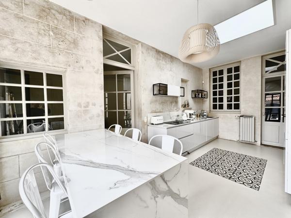 Maison
                                                                                                                                                                                                                                                                                                                        9 pièce(s)                                                                                                                                                                                                          4 chambre(s)                                                                                                                                                                                                          290  m²