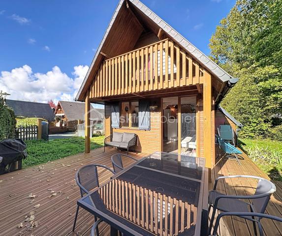 CABOURG, Exclusivité, Parc Résidentiel de Loisirs CALIFORNIA PARK avec piscine chauffée, tennis et étang, chalet de 32,03 m² Loi CARREZ offrant : séjour donnant sur grande terrasse, cuisine ouverte aménagée et équipée, chambre, salle d'eau avec wc. A l'étage : chambre et mezzanine. Abri de jardin. Parcelle d'environ 410m² avec jardin clos et arboré. Aménagements et travaux récents. Parking privatif. Organisez votre visite dès maintenant !