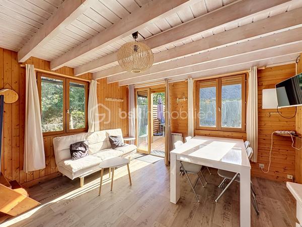 CABOURG, Exclusivité, Parc Résidentiel de Loisirs CALIFORNIA PARK avec piscine chauffée, tennis et étang, chalet de 32,03 m² Loi CARREZ offrant : séjour donnant sur grande terrasse, cuisine ouverte aménagée et équipée, chambre, salle d'eau avec wc. A l'étage : chambre et mezzanine. Abri de jardin. Parcelle d'environ 410m² avec jardin clos et arboré. Aménagements et travaux récents. Parking privatif. Organisez votre visite dès maintenant !