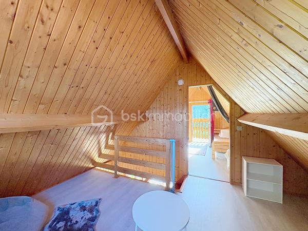 CABOURG, Exclusivité, Parc Résidentiel de Loisirs CALIFORNIA PARK avec piscine chauffée, tennis et étang, chalet de 32,03 m² Loi CARREZ offrant : séjour donnant sur grande terrasse, cuisine ouverte aménagée et équipée, chambre, salle d'eau avec wc. A l'étage : chambre et mezzanine. Abri de jardin. Parcelle d'environ 410m² avec jardin clos et arboré. Aménagements et travaux récents. Parking privatif. Organisez votre visite dès maintenant !