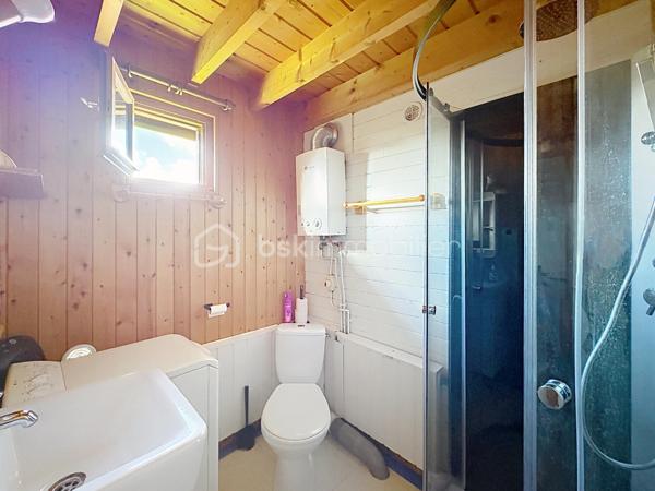 CABOURG, Exclusivité, Parc Résidentiel de Loisirs CALIFORNIA PARK avec piscine chauffée, tennis et étang, chalet de 32,03 m² Loi CARREZ offrant : séjour donnant sur grande terrasse, cuisine ouverte aménagée et équipée, chambre, salle d'eau avec wc. A l'étage : chambre et mezzanine. Abri de jardin. Parcelle d'environ 410m² avec jardin clos et arboré. Aménagements et travaux récents. Parking privatif. Organisez votre visite dès maintenant !