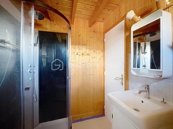 CABOURG, Exclusivité, Parc Résidentiel de Loisirs CALIFORNIA PARK avec piscine chauffée, tennis et étang, chalet de 32,03 m² Loi CARREZ offrant : séjour donnant sur grande terrasse, cuisine ouverte aménagée et équipée, chambre, salle d'eau avec wc. A l'étage : chambre et mezzanine. Abri de jardin. Parcelle d'environ 410m² avec jardin clos et arboré. Aménagements et travaux récents. Parking privatif. Organisez votre visite dès maintenant !