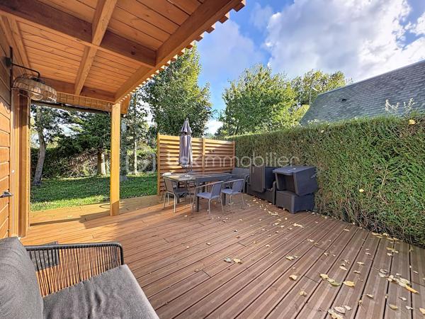 CABOURG, Exclusivité, Parc Résidentiel de Loisirs CALIFORNIA PARK avec piscine chauffée, tennis et étang, chalet de 32,03 m² Loi CARREZ offrant : séjour donnant sur grande terrasse, cuisine ouverte aménagée et équipée, chambre, salle d'eau avec wc. A l'étage : chambre et mezzanine. Abri de jardin. Parcelle d'environ 410m² avec jardin clos et arboré. Aménagements et travaux récents. Parking privatif. Organisez votre visite dès maintenant !