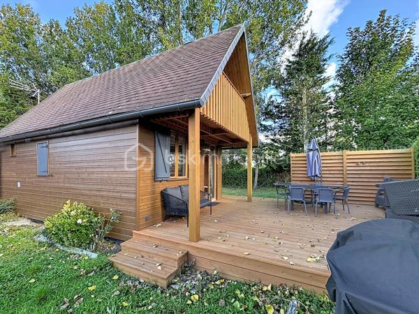 CABOURG, Exclusivité, Parc Résidentiel de Loisirs CALIFORNIA PARK avec piscine chauffée, tennis et étang, chalet de 32,03 m² Loi CARREZ offrant : séjour donnant sur grande terrasse, cuisine ouverte aménagée et équipée, chambre, salle d'eau avec wc. A l'étage : chambre et mezzanine. Abri de jardin. Parcelle d'environ 410m² avec jardin clos et arboré. Aménagements et travaux récents. Parking privatif. Organisez votre visite dès maintenant !
