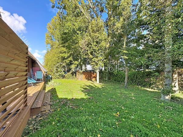 CABOURG, Exclusivité, Parc Résidentiel de Loisirs CALIFORNIA PARK avec piscine chauffée, tennis et étang, chalet de 32,03 m² Loi CARREZ offrant : séjour donnant sur grande terrasse, cuisine ouverte aménagée et équipée, chambre, salle d'eau avec wc. A l'étage : chambre et mezzanine. Abri de jardin. Parcelle d'environ 410m² avec jardin clos et arboré. Aménagements et travaux récents. Parking privatif. Organisez votre visite dès maintenant !