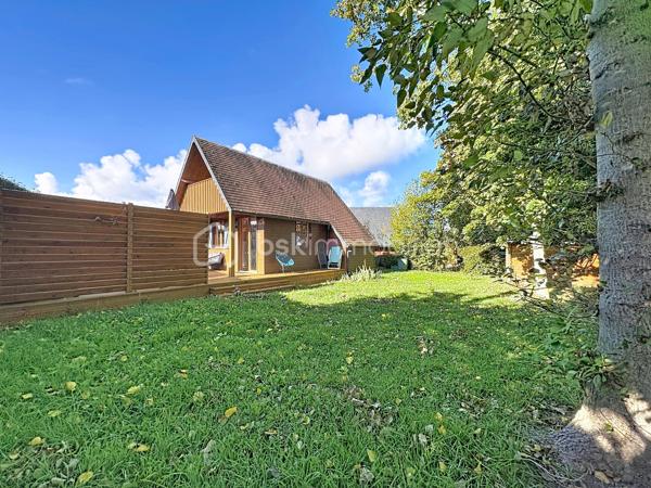 CABOURG, Exclusivité, Parc Résidentiel de Loisirs CALIFORNIA PARK avec piscine chauffée, tennis et étang, chalet de 32,03 m² Loi CARREZ offrant : séjour donnant sur grande terrasse, cuisine ouverte aménagée et équipée, chambre, salle d'eau avec wc. A l'étage : chambre et mezzanine. Abri de jardin. Parcelle d'environ 410m² avec jardin clos et arboré. Aménagements et travaux récents. Parking privatif. Organisez votre visite dès maintenant !