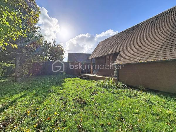 CABOURG, Exclusivité, Parc Résidentiel de Loisirs CALIFORNIA PARK avec piscine chauffée, tennis et étang, chalet de 32,03 m² Loi CARREZ offrant : séjour donnant sur grande terrasse, cuisine ouverte aménagée et équipée, chambre, salle d'eau avec wc. A l'étage : chambre et mezzanine. Abri de jardin. Parcelle d'environ 410m² avec jardin clos et arboré. Aménagements et travaux récents. Parking privatif. Organisez votre visite dès maintenant !