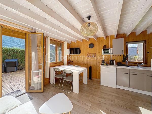 CABOURG, Exclusivité, Parc Résidentiel de Loisirs CALIFORNIA PARK avec piscine chauffée, tennis et étang, chalet de 32,03 m² Loi CARREZ offrant : séjour donnant sur grande terrasse, cuisine ouverte aménagée et équipée, chambre, salle d'eau avec wc. A l'étage : chambre et mezzanine. Abri de jardin. Parcelle d'environ 410m² avec jardin clos et arboré. Aménagements et travaux récents. Parking privatif. Organisez votre visite dès maintenant !
