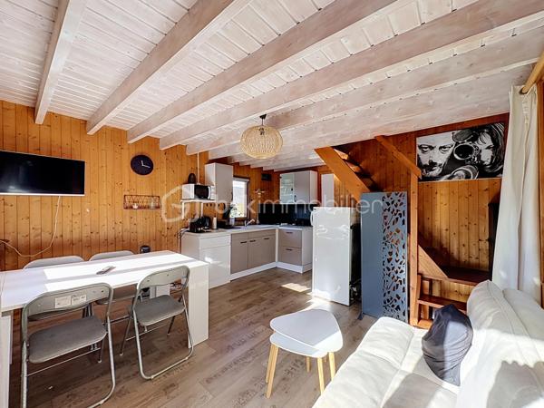 CABOURG, Exclusivité, Parc Résidentiel de Loisirs CALIFORNIA PARK avec piscine chauffée, tennis et étang, chalet de 32,03 m² Loi CARREZ offrant : séjour donnant sur grande terrasse, cuisine ouverte aménagée et équipée, chambre, salle d'eau avec wc. A l'étage : chambre et mezzanine. Abri de jardin. Parcelle d'environ 410m² avec jardin clos et arboré. Aménagements et travaux récents. Parking privatif. Organisez votre visite dès maintenant !