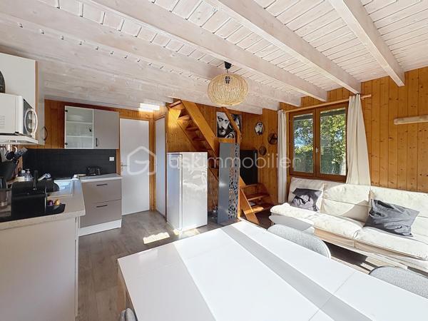 CABOURG, Exclusivité, Parc Résidentiel de Loisirs CALIFORNIA PARK avec piscine chauffée, tennis et étang, chalet de 32,03 m² Loi CARREZ offrant : séjour donnant sur grande terrasse, cuisine ouverte aménagée et équipée, chambre, salle d'eau avec wc. A l'étage : chambre et mezzanine. Abri de jardin. Parcelle d'environ 410m² avec jardin clos et arboré. Aménagements et travaux récents. Parking privatif. Organisez votre visite dès maintenant !