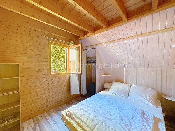 CABOURG, Exclusivité, Parc Résidentiel de Loisirs CALIFORNIA PARK avec piscine chauffée, tennis et étang, chalet de 32,03 m² Loi CARREZ offrant : séjour donnant sur grande terrasse, cuisine ouverte aménagée et équipée, chambre, salle d'eau avec wc. A l'étage : chambre et mezzanine. Abri de jardin. Parcelle d'environ 410m² avec jardin clos et arboré. Aménagements et travaux récents. Parking privatif. Organisez votre visite dès maintenant !