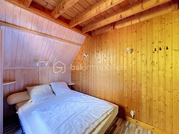 CABOURG, Exclusivité, Parc Résidentiel de Loisirs CALIFORNIA PARK avec piscine chauffée, tennis et étang, chalet de 32,03 m² Loi CARREZ offrant : séjour donnant sur grande terrasse, cuisine ouverte aménagée et équipée, chambre, salle d'eau avec wc. A l'étage : chambre et mezzanine. Abri de jardin. Parcelle d'environ 410m² avec jardin clos et arboré. Aménagements et travaux récents. Parking privatif. Organisez votre visite dès maintenant !