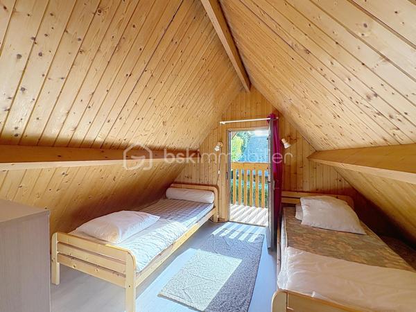 CABOURG, Exclusivité, Parc Résidentiel de Loisirs CALIFORNIA PARK avec piscine chauffée, tennis et étang, chalet de 32,03 m² Loi CARREZ offrant : séjour donnant sur grande terrasse, cuisine ouverte aménagée et équipée, chambre, salle d'eau avec wc. A l'étage : chambre et mezzanine. Abri de jardin. Parcelle d'environ 410m² avec jardin clos et arboré. Aménagements et travaux récents. Parking privatif. Organisez votre visite dès maintenant !