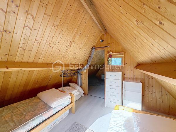 CABOURG, Exclusivité, Parc Résidentiel de Loisirs CALIFORNIA PARK avec piscine chauffée, tennis et étang, chalet de 32,03 m² Loi CARREZ offrant : séjour donnant sur grande terrasse, cuisine ouverte aménagée et équipée, chambre, salle d'eau avec wc. A l'étage : chambre et mezzanine. Abri de jardin. Parcelle d'environ 410m² avec jardin clos et arboré. Aménagements et travaux récents. Parking privatif. Organisez votre visite dès maintenant !