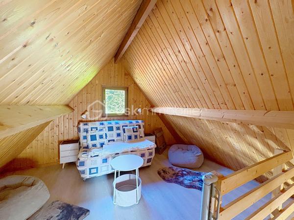 CABOURG, Exclusivité, Parc Résidentiel de Loisirs CALIFORNIA PARK avec piscine chauffée, tennis et étang, chalet de 32,03 m² Loi CARREZ offrant : séjour donnant sur grande terrasse, cuisine ouverte aménagée et équipée, chambre, salle d'eau avec wc. A l'étage : chambre et mezzanine. Abri de jardin. Parcelle d'environ 410m² avec jardin clos et arboré. Aménagements et travaux récents. Parking privatif. Organisez votre visite dès maintenant !