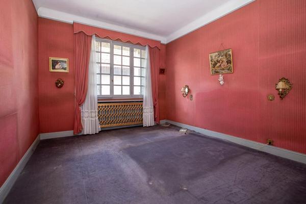 Vente                                                      Immeuble
                        
                     7 pièces                      156 m2                     à Montalieu-Vercieu
