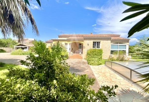 VILLA AVEC PISCINE de PLAIN PIED