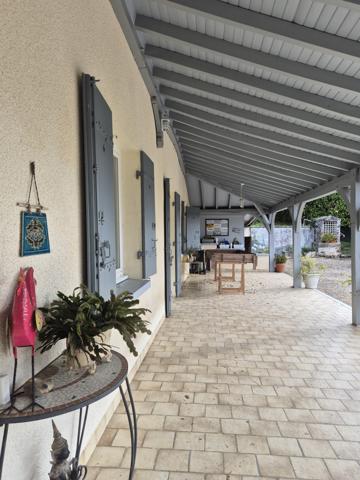 Montagrier (24350) Dordogne, Périgueux, Montagrier, Maison de plain pied 205 m², 4 chambres, terrain arboré clos, piscine sel