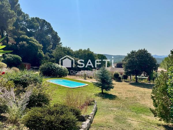 Villa avec piscine, dépendance, garage