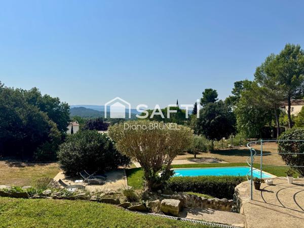 Villa avec piscine, dépendance, garage