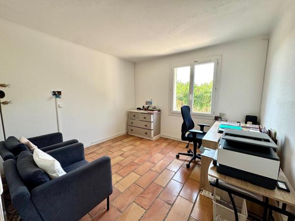 Villa avec piscine, dépendance, garage