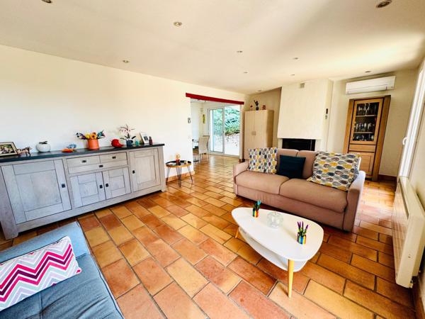 Villa avec piscine, dépendance, garage