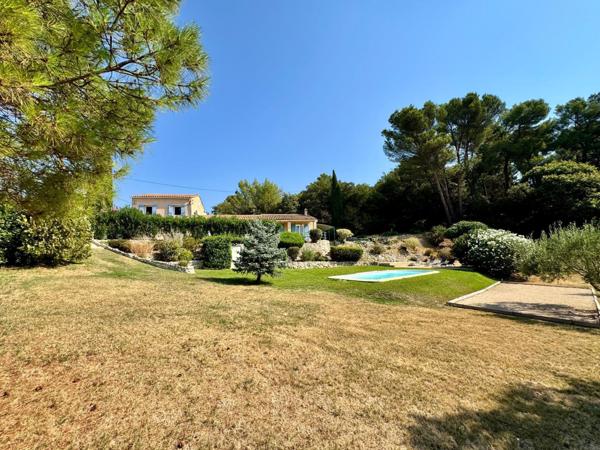 Villa avec piscine, dépendance, garage