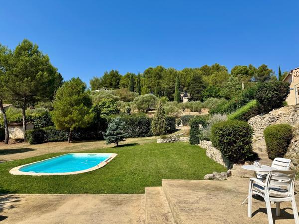 Villa avec piscine, dépendance, garage