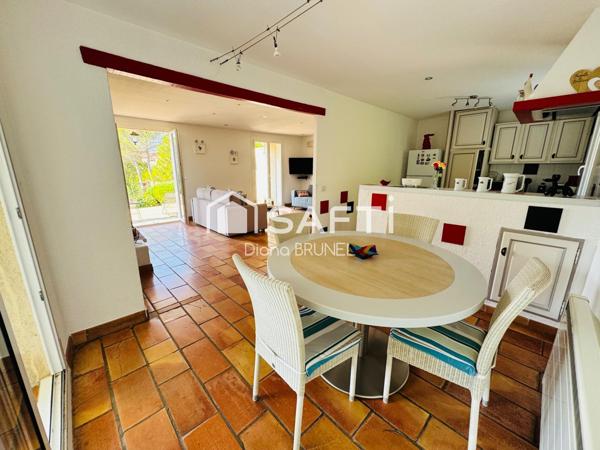 Villa avec piscine, dépendance, garage